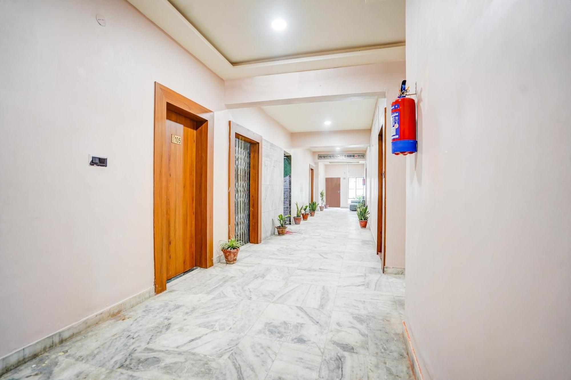 Hotel Super Collection O Ratan Lal Nagar Kanpur Exterior foto